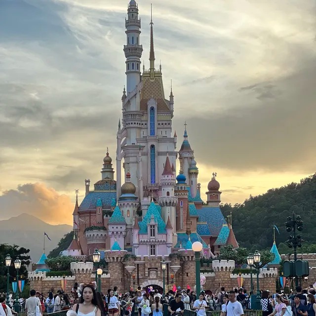 Disneyland Hong Kong là công viên giải trí hút khách Châu Á nhất dịp tết Nguyên đán 2024. Disneyland Hong Kong là công viên giải trí hút khách Châu Á nhất dịp tết Nguyên đán 2024.