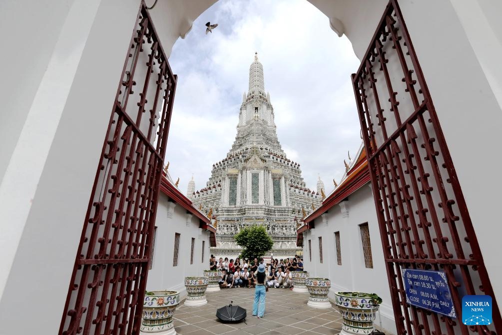 Khách du lịch Trung Quốc chụp ảnh tại Wat Arun, một trong những ngôi chùa Phật giáo nổi tiếng nhất Bangkok, Thái Lan. Khách du lịch Trung Quốc chụp ảnh tại Wat Arun, một trong những ngôi chùa Phật giáo nổi tiếng nhất Bangkok, Thái Lan.