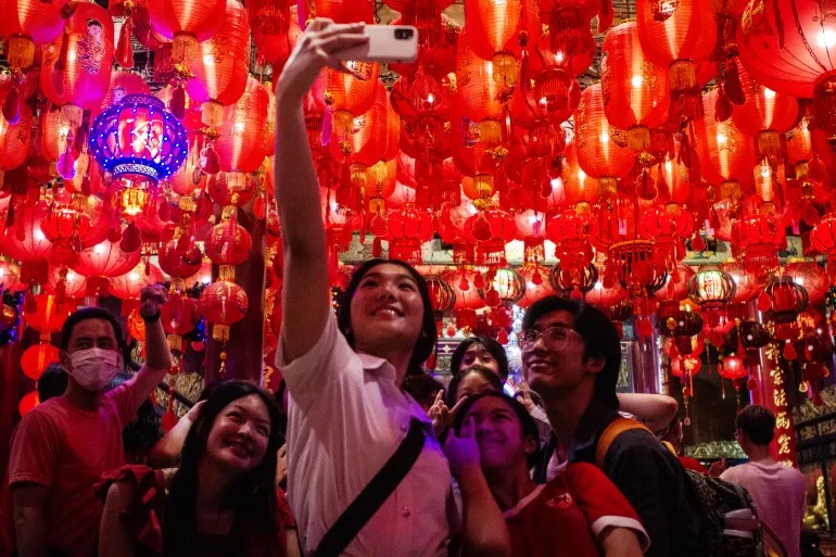 Đông đảo du khách dạo chơi trên đường Yaowarat, Bangkok (Thái Lan) dịp tết Nguyên đán. Đông đảo du khách dạo chơi trên đường Yaowarat, Bangkok (Thái Lan) dịp tết Nguyên đán.