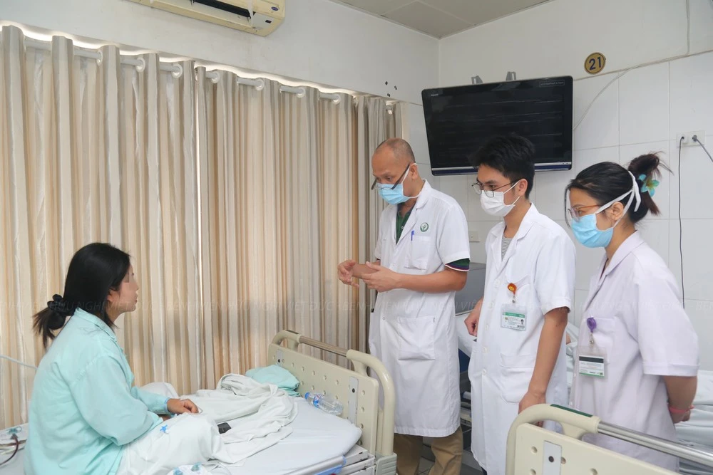 Các bác sĩ theo dõi sức khoẻ cho bệnh nhân bị hoại tử ngực.