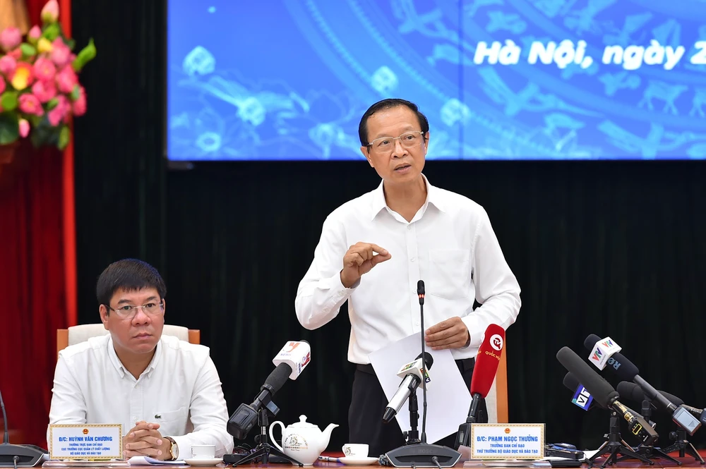 Thứ trưởng Phạm Ngọc Thưởng phát biểu tại họp báo.