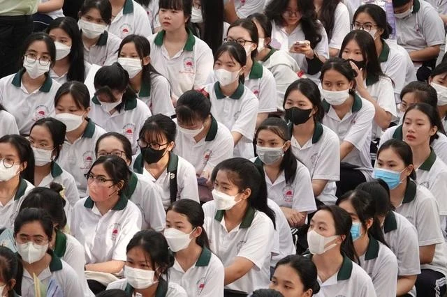 Học sinh chăm chú lắng nghe phần tư vấn của các thầy cô.