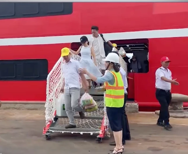 Hành khách xuống tàu tại Côn Đảo.