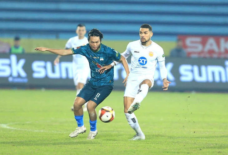 Tuấn Anh (bên trái ảnh) rời Hoàng Anh Gia Lai về đầu quân cho Nam Định.