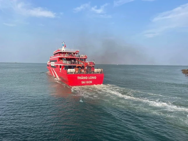 Tàu Thăng Long trên biển Đông.