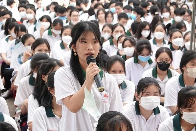 Hơn 2.000 học sinh tham gia nghiêm túc, đặt câu hỏi chất lượng trong chương trình Tư vấn mùa thi tại Trường THPT Trương Định (Tiền Giang).