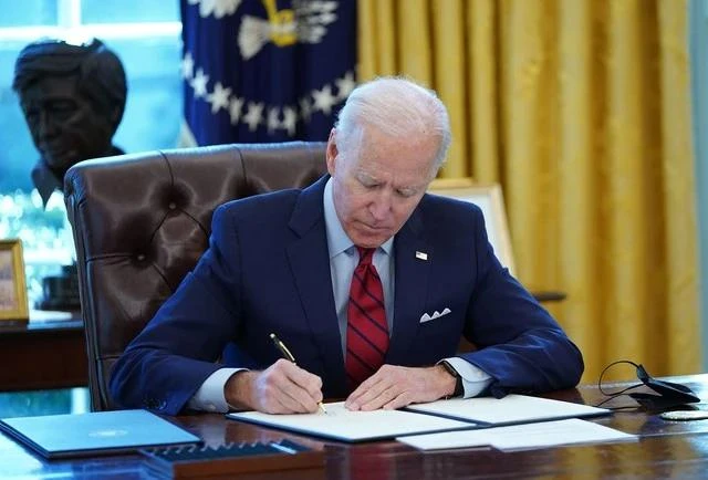 Tổng thống Mỹ Joe Biden trong một lần ký sắc lệnh hành pháp.