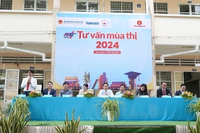 Các giáo viên tham gia tư vấn tại TX.Gò Công (Tiền Giang).