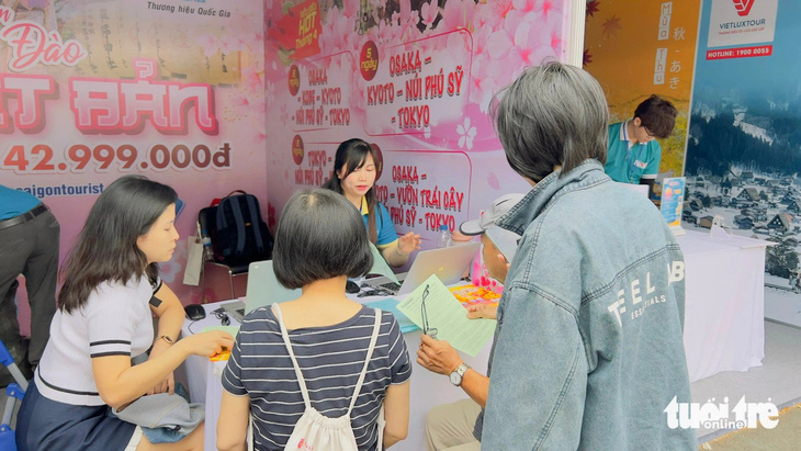 Khách tìm hiểu tour Nhật Bản tại các gian hàng của công ty lữ hành đông hơn Lễ hội Việt - Nhật mọi năm. Khách tìm hiểu tour Nhật Bản tại các gian hàng của công ty lữ hành đông hơn Lễ hội Việt - Nhật mọi năm.