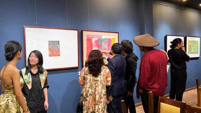 Thưởng lãm tranh của cố danh họa Nguyễn Tư Nghiêm ở Đà Lạt.