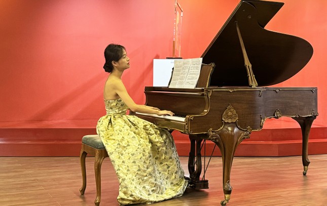 Pianist Trần Lê Bảo Quyên biểu diễn tại Đà Lạt. Pianist Trần Lê Bảo Quyên biểu diễn tại Đà Lạt.