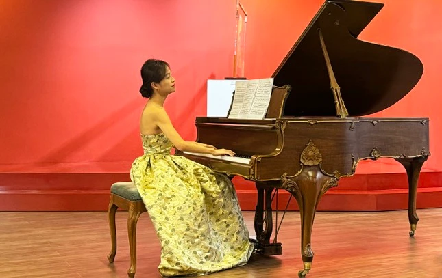 Pianist Trần Lê Bảo Quyên biểu diễn tại Đà Lạt.