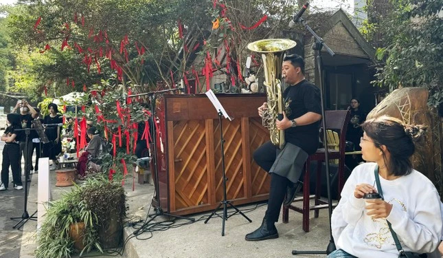 Biểu diễn kèn trumpet tại cung đường nghệ thuật Lý Tự Trọng.