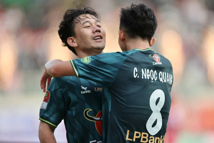 Minh Vương (trái) là ngôi sao còn lại của CLB Hoàng Anh Gia Lai.