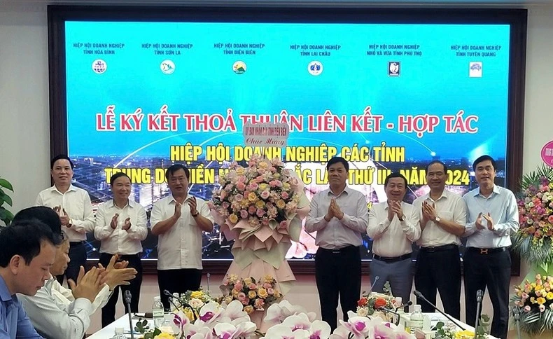 Đồng chí Vừ A Bằng, Phó Chủ tịch Ủy ban nhân dân tỉnh Điện Biên tặng hoa, chúc mừng hội nghị của Hiệp hội doanh nghiệp 6 tỉnh.