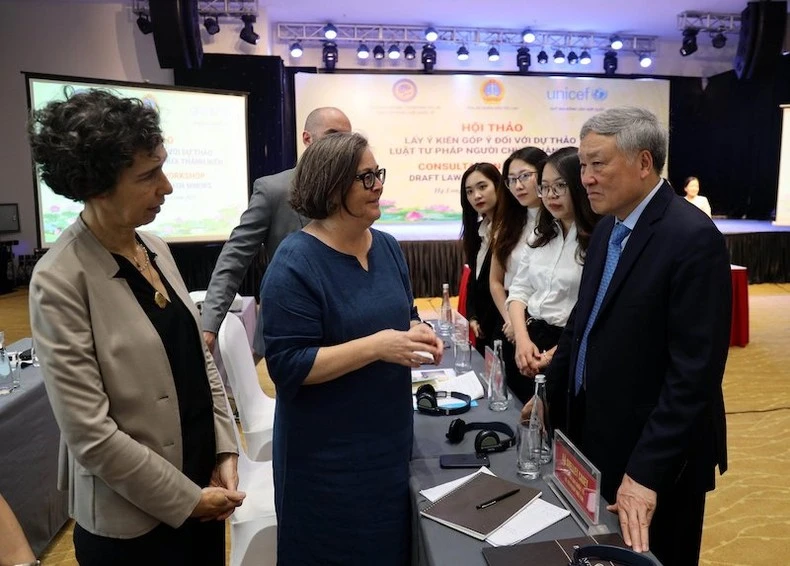 Chánh án Tòa án nhân dân tối cao Nguyễn Hòa Bình trao đổi với các đại biểu tham dự hội thảo.