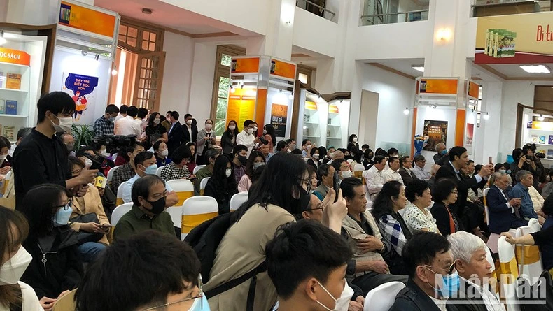 Bạn đọc tham gia kín chỗ một sự kiện giới thiệu sách tại Thư viện Quốc gia.