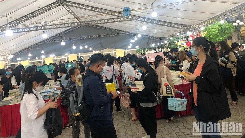 Các sự kiện giảm giá, khuyến mãi, tri ân khách hàng của các đơn vị xuất bản luôn thu hút đông đảo bạn đọc tham gia.