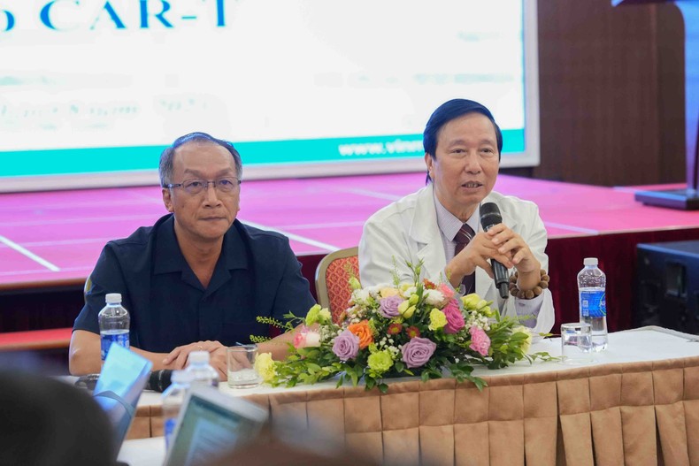Tiến sĩ, bác sĩ Bạch Quốc Khánh và Giáo sư Nguyễn Thanh Liêm trao đổi về quá trình điều trị cho cháu bé. Tiến sĩ, bác sĩ Bạch Quốc Khánh và Giáo sư Nguyễn Thanh Liêm trao đổi về quá trình điều trị cho cháu bé.