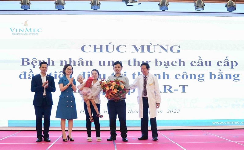 Các y, bác sĩ chúc mừng gia đình bệnh nhi. Các y, bác sĩ chúc mừng gia đình bệnh nhi.