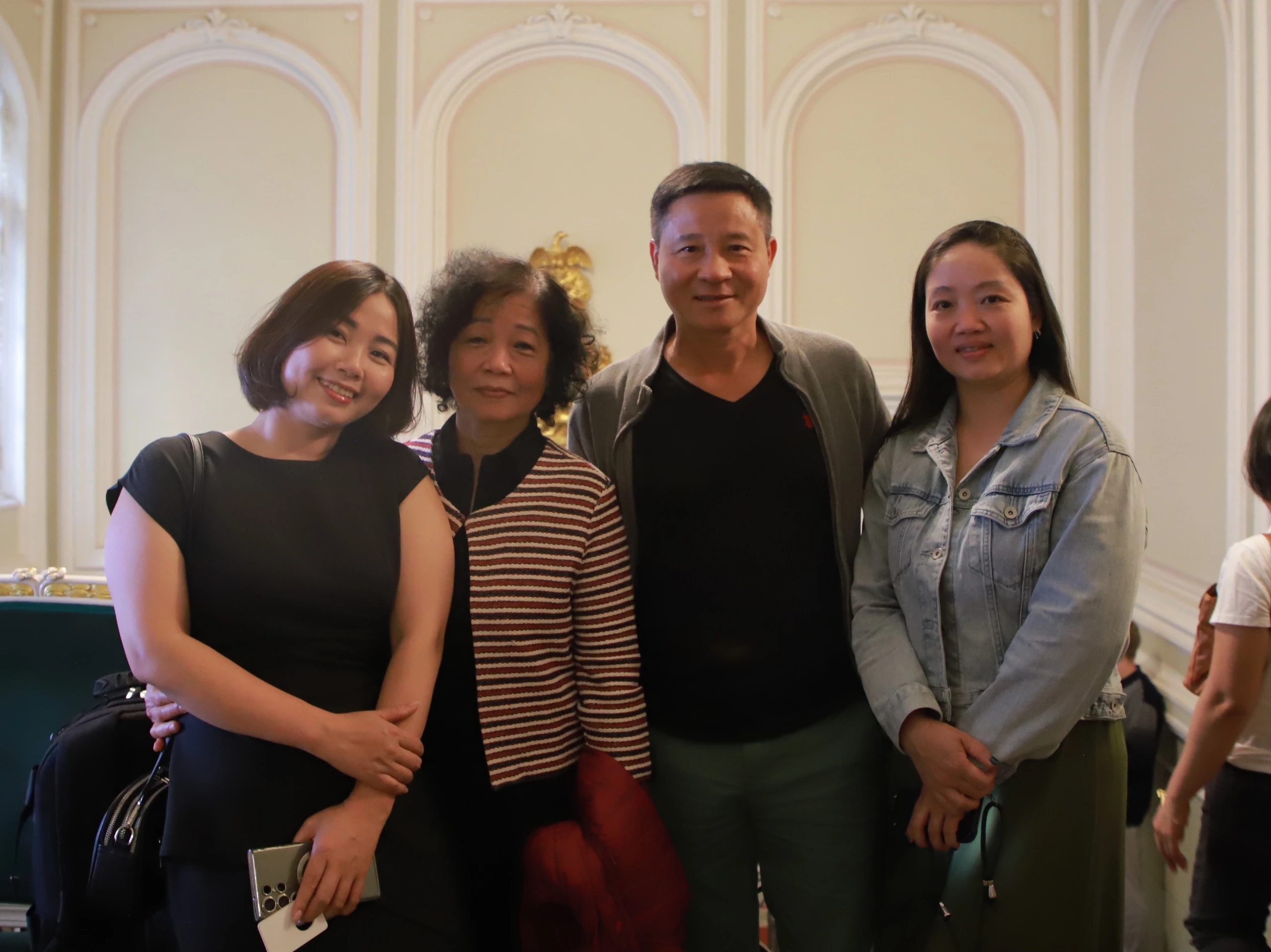 Gia đình anh Hoàng Kỳ hào hứng hào hứng với chương trình nghệ thuật tại tại Nhà hát Capella.