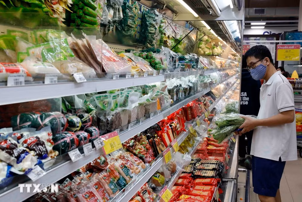 Khách hàng mua sắm hàng hóa tại siêu thị Co.opmart Hà Nội.