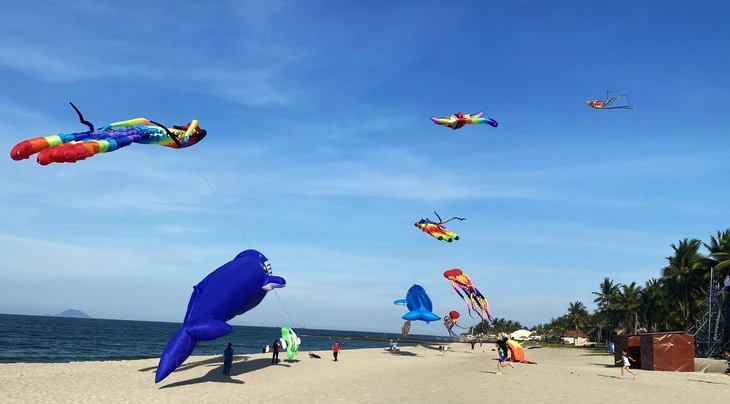 Trình diễn diều phục vụ du lịch trên bờ biển Hội An, Quảng Nam.