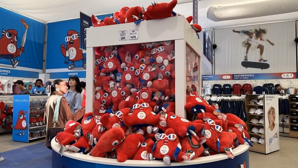 Linh vật của Thế Vận hội Olympic Paris 2024, chiếc mũ Phryges nhồi bông, biểu tượng của cuộc Cách mạng Pháp.