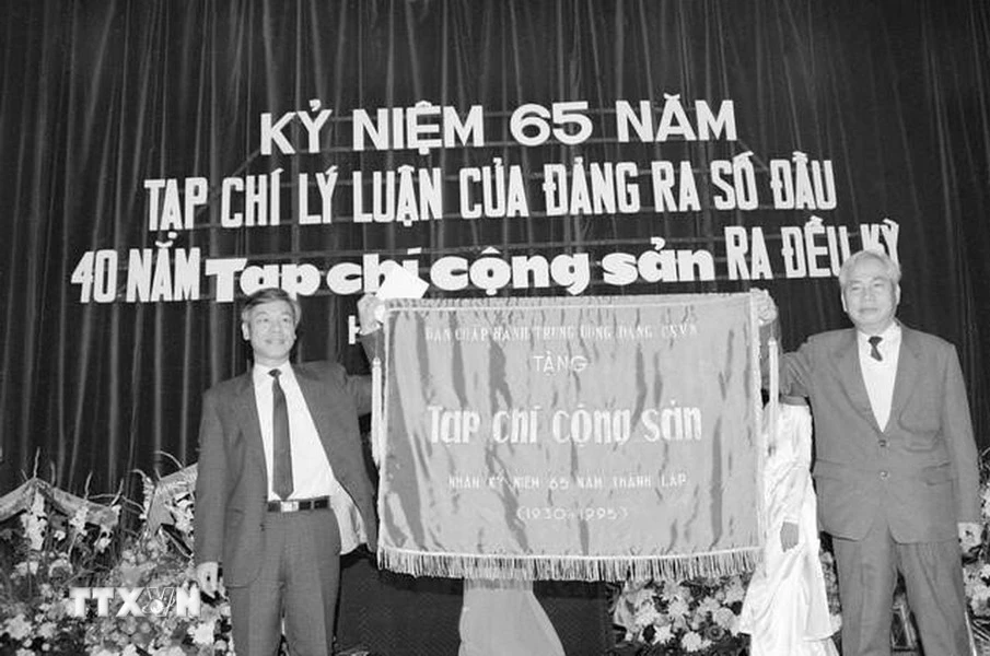 Tổng Biên tập Tạp chí Cộng sản Nguyễn Phú Trọng nhận bức trướng kỷ niệm của Ban Chấp hành Trung ương Đảng tặng Tạp chí tại Lễ kỷ niệm 65 năm Ngày thành lập Tạp chí Lý luận của Đảng ra số đầu tiên và 40 năm Ngày Tạp chí Cộng sản ra số đầu kỳ (15/12/1930 - 15/12/1995).