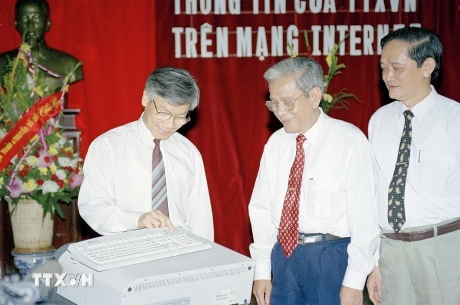 Ủy viên Bộ Chính trị Nguyễn Phú Trọng nhấn nút khai trương mạng thông tin của Thông tấn xã Việt Nam hòa mạng Internet ngày 19/8/1998).