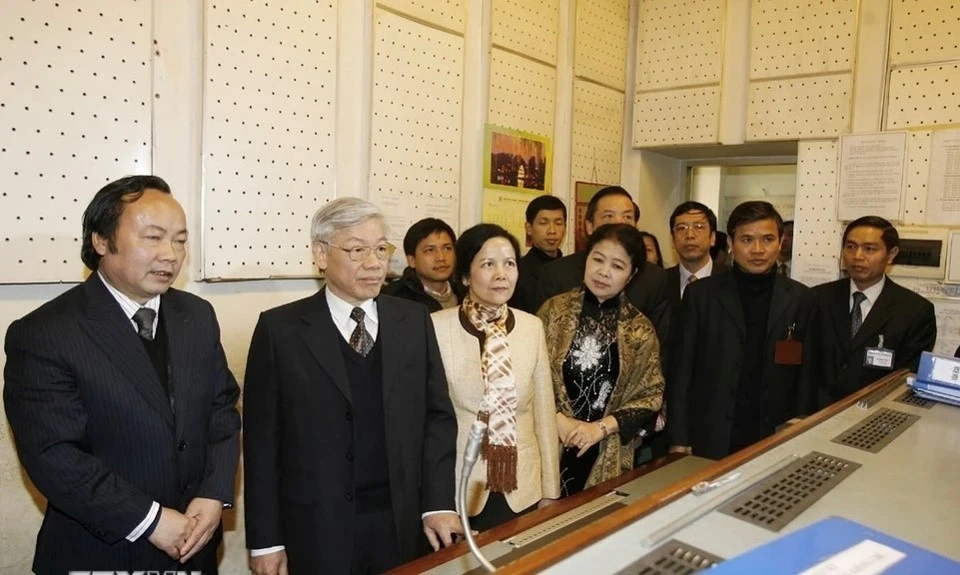 Chủ tịch Quốc hội Nguyễn Phú Trọng thăm phòng truyền dẫn, phát sóng Đài Phát thanh - Truyền hình Hà Nội (Hà Nội, 29/1/2009).