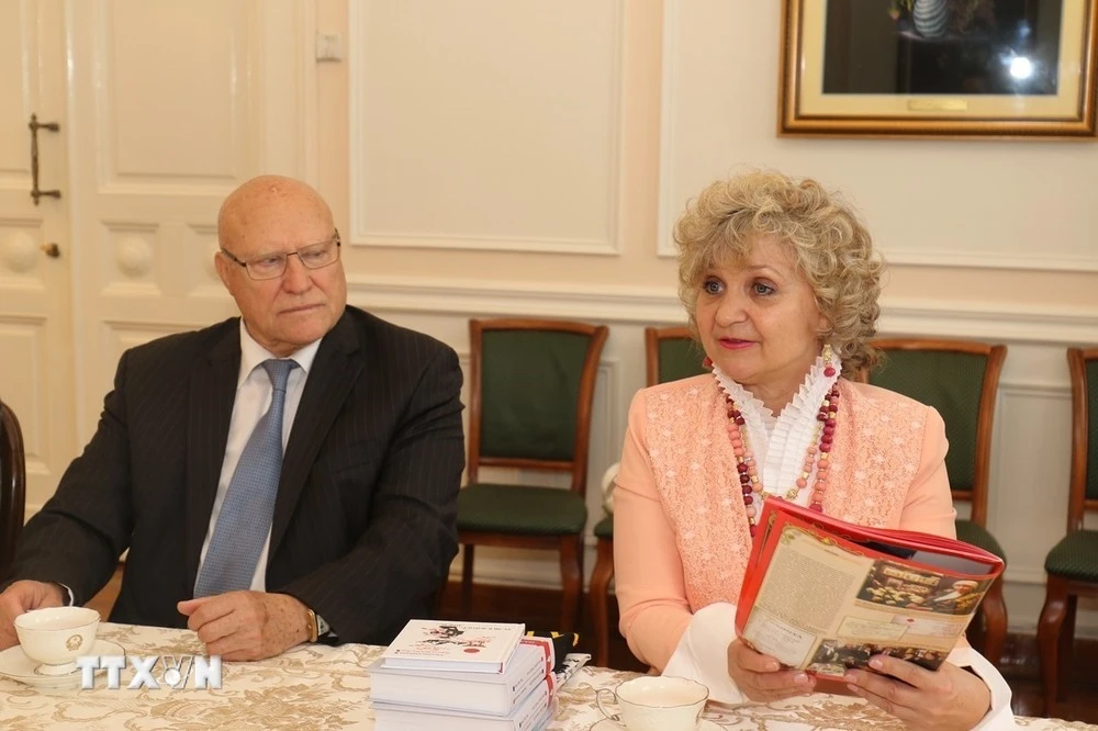 Bà Svetlana Savitskaya (bên phải) - Người sáng lập Giải thưởng Văn học Quốc gia “Cây bút vàng nước Nga”.