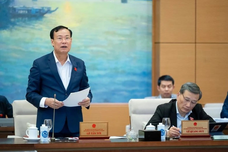 Chủ nhiệm Ủy ban Quốc phòng và An ninh Lê Tấn Tới.