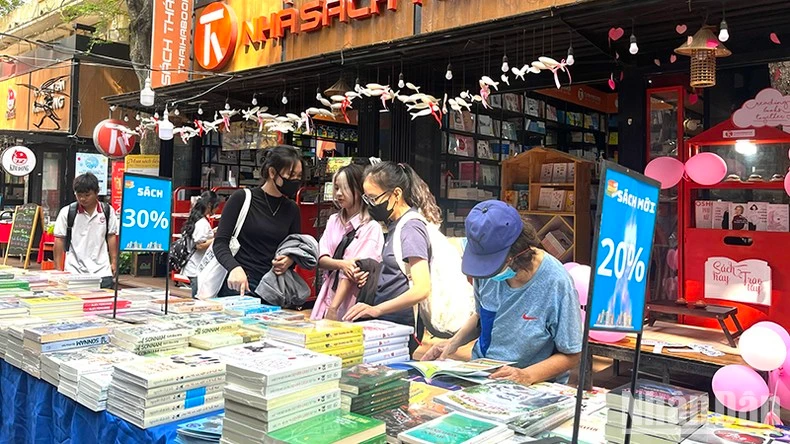 Nhiều bạn đọc đến Hội sách Xuyên Việt đang diễn ra tại Đường sách Thành phố Hồ Chí Minh trong ngày 14/3.