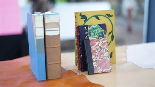 Cộng đồng nghệ nhân và người yêu đồ “hand made” vẫn tìm kiếm, kỳ vọng vào sự độc đáo và cá nhân hóa từ những cuốn sách được chế tác thủ công Nâng tầm giá trị sách.