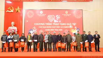 Tặng quà Tết cho nạn nhân chất độc da cam trên địa bàn xã Gia Phú