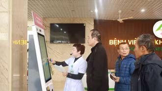 Người dân hài lòng khi đến khám, chữa bệnh tại Tòa nhà kỹ thuật cao.