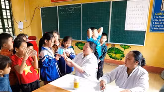 Triển khai hoạt động tẩy giun cho học sinh tiểu học