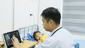 250 trẻ em khu vực Bát Xát được khám sàng lọc tim bẩm sinh và các dị tật khác 