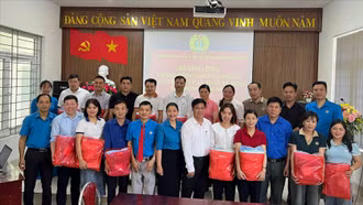 Liên đoàn lao động Mường Khương tặng quà cô đỡ, nhân viên y tế thôn bản và cộng tác viên dân số 