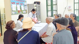Gần 900 người cao tuổi ở phường Cam Đường được khám bệnh miễn phí