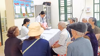 Gần 900 người cao tuổi ở phường Cam Đường được khám bệnh miễn phí