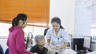 Điều dưỡng Bệnh viện Y học cổ truyền hết lòng chăm sóc người bệnh.