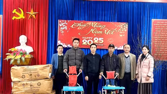 Trao tặng 6 chiếc xe lăn cho trẻ em bại não xã Nậm Lúc