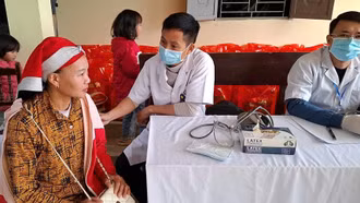 Khám và cấp thuốc miễn phí cho người dân vùng đặc biệt khó khăn Nậm Trà, Nậm Phảng