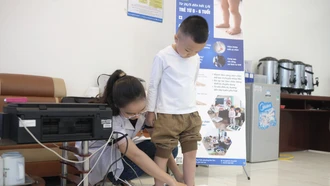 Bệnh viện Đa khoa Hưng Thịnh khám miễn phí bàn chân bẹt cho trẻ từ 0 đến 6 tuổi
