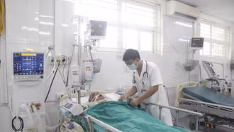 Nỗ lực cấp cứu 5 nạn nhân trong vụ sạt lở ở Làng Nủ tại Bệnh viện Đa khoa tỉnh