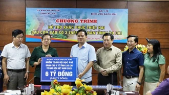 Thứ trưởng Bộ Y tế cùng đoàn công tác của Bệnh viện Bạch Mai thăm, làm việc và tặng quà ngành y tế Lào Cai