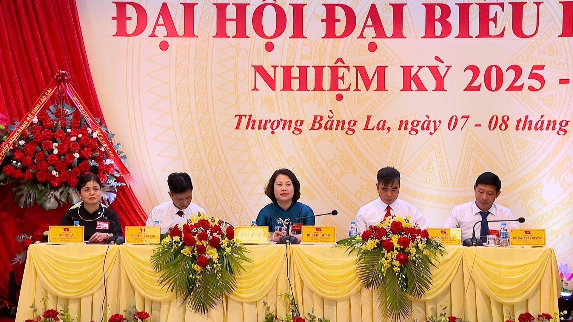 Đoàn Chủ tịch điều hành đại hội.