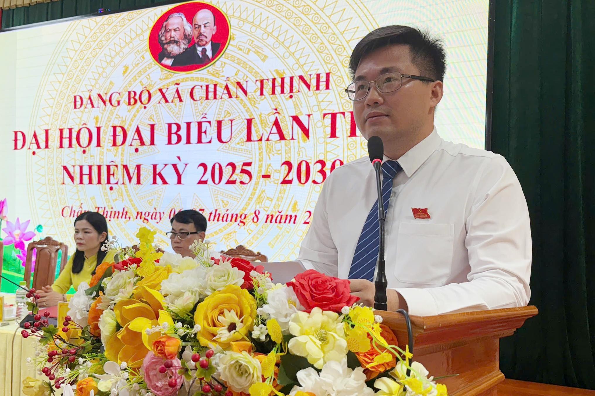 Đồng chí Phạm Thái Sơn, Bí thư Đảng ủy xã Chấn Thịnh phát biểu khai mạc đại hội. z6882848273839-843d646180fc253ef0cc9437928e3c37.jpg